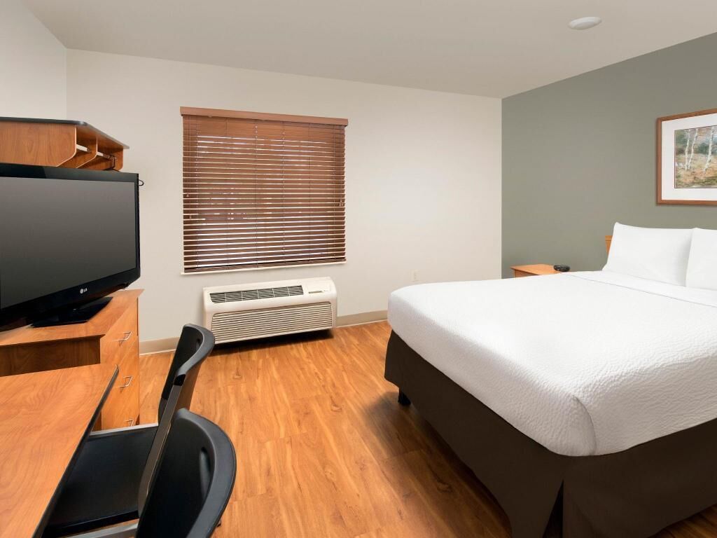 Desk, laptop workspace, iron/ironing board, free WiFi