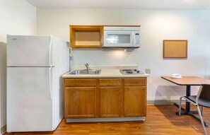 Full-sized fridge, microwave, stovetop