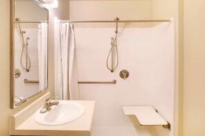 Combined shower/bathtub, towels