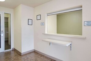 Lobby - WoodSpring Suites Asheville - Biltmore West (Candler)