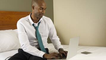 Bureau, espace de travail pour ordinateur portable