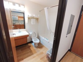 Ba ñera con ducha, toallas