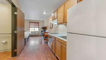 Desk, laptop workspace, iron/ironing board, free WiFi