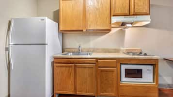 Refrigerador con freezer, microondas, placa de cocina, freezer