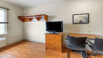 Escritorio y espacio para trabajar con laptop