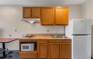 Refrigerador con freezer, microondas, placa de cocina, freezer