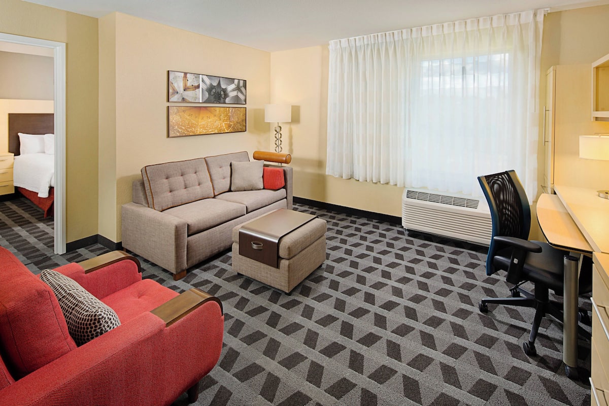 hypo-allergenic bedding, in-room safe, desk, laptop workspace