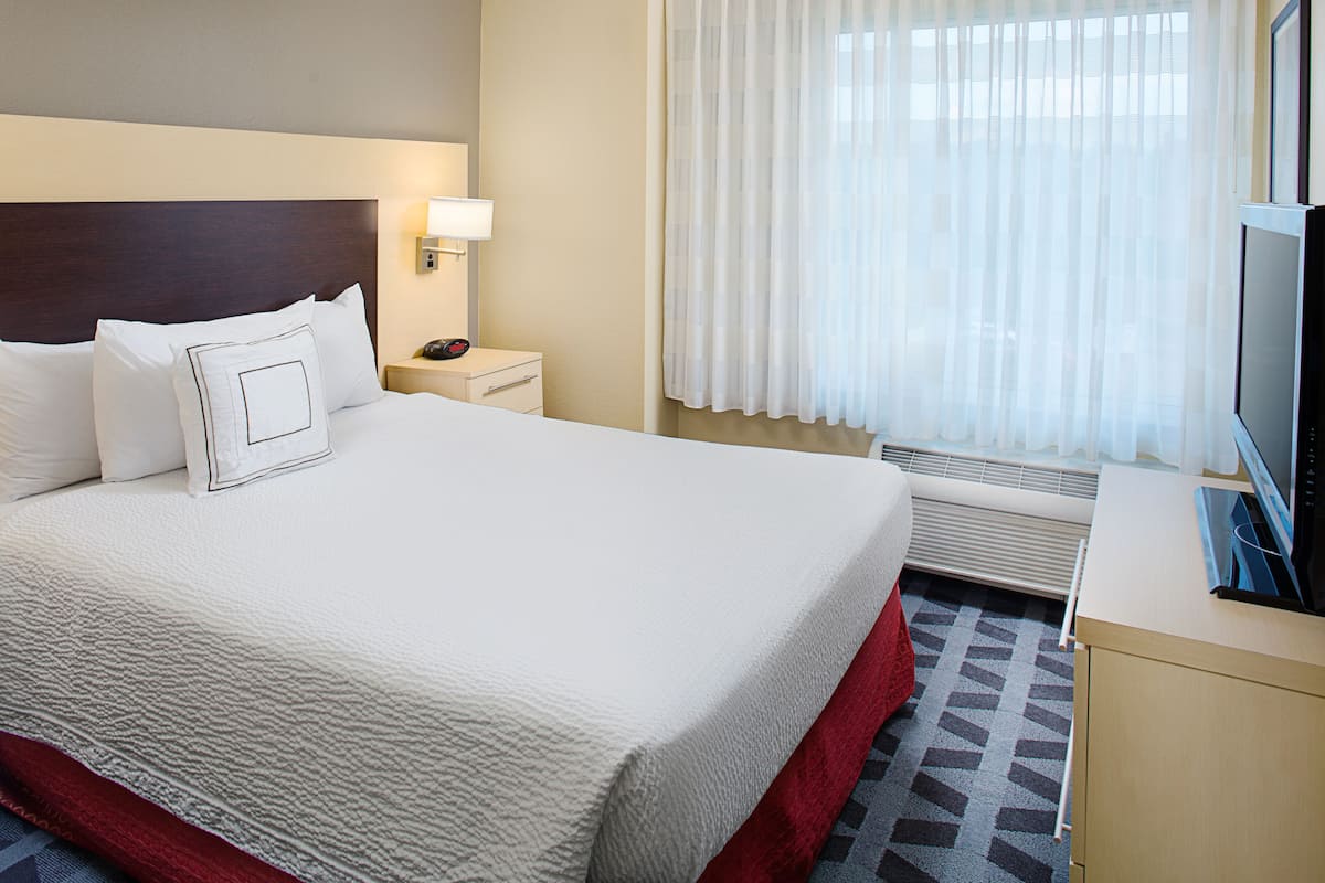 hypo-allergenic bedding, in-room safe, desk, laptop workspace