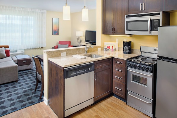 Full-sized fridge, microwave, oven, stovetop - TownePlace Suites by Marriott Fayetteville North (Springdale)