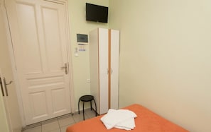 Blackout drapes, free WiFi - Athinaikon Athens (Athens)