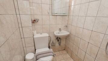 Shower, rainfall showerhead, free toiletries, hair dryer