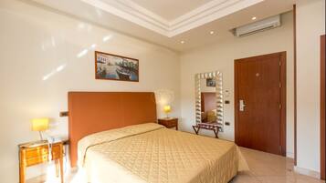 Habitación triple básica | Minibar, caja fuerte, escritorio y espacio para trabajar con un portátil