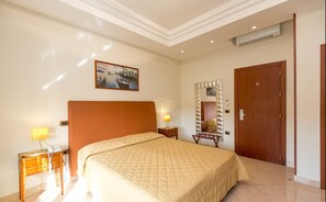 基础三人房 | 迷你吧、客房内保险箱、办公桌、笔记本电脑工作区