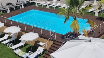 AuĂenpool (je nach Saison geöffnet), Sonnenschirme, LiegestĂŒhle