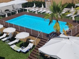 季節性室外泳池；10:00 至 18:00 開放；泳池傘、躺椅