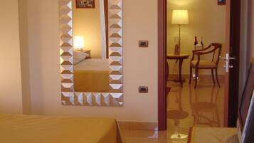 Suite | Minibar, una cassaforte in camera, una scrivania, postazione laptop