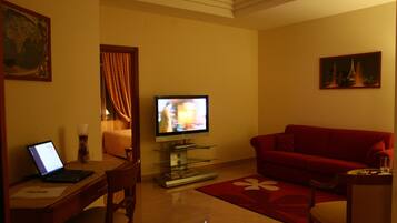 Minibar, brankas, meja kerja, dan ruang kerja ramah laptop