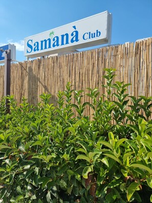 Piscine extérieure (ouverte en saison), parasols de plage