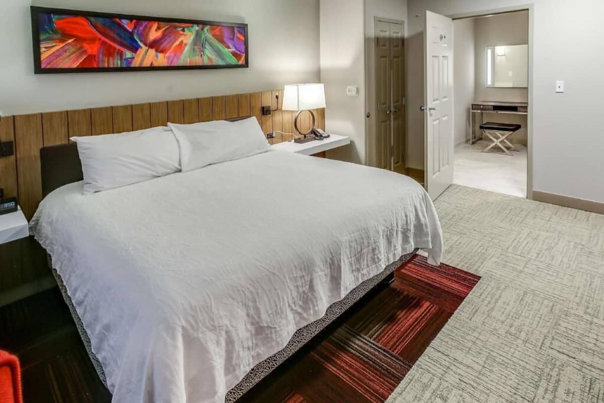 Ropa de cama de alta calidad y espacio para trabajar con laptop