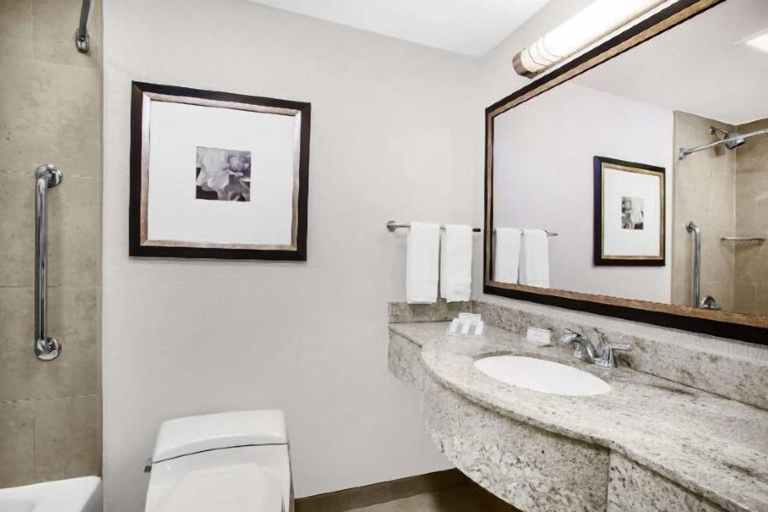 Baño | Artículos de higiene personal gratuitos, secador de pelo y toallas