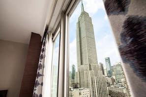 Vista del Edificio Empire State desde el interior de una habitación con ventana.