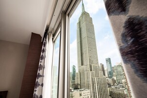 Vista del Edificio Empire State desde el interior de una habitación con ventana.