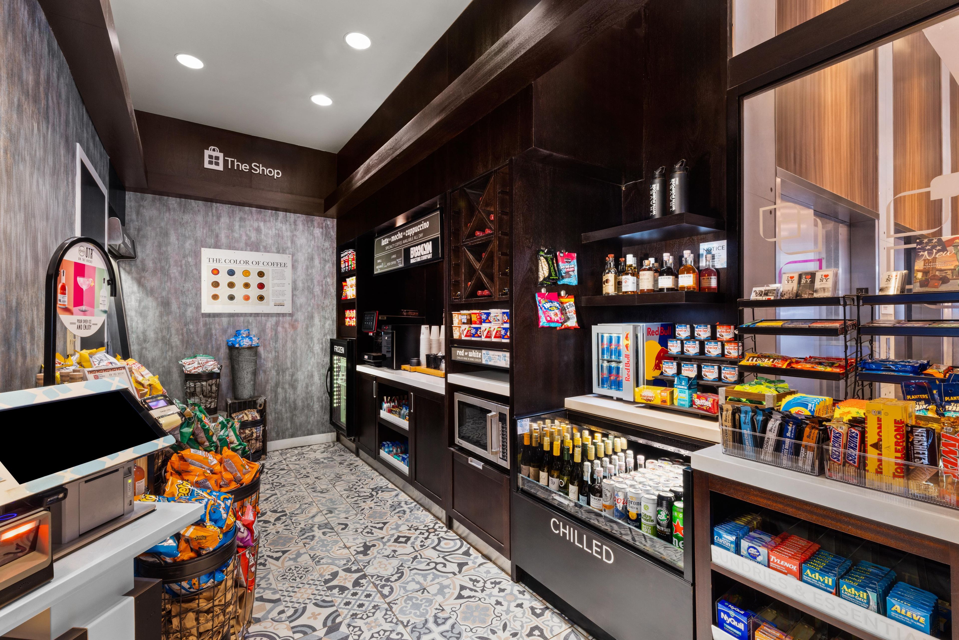 Una tienda minorista con una variedad de productos, incluyendo aperitivos, bebidas y café.