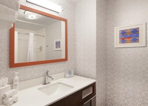 Combined shower/tub, free toiletries, hair dryer, towels - Hampton Inn & Suites Cleveland Mentor (Mentor)