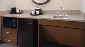 A modern bathroom with a sink, mirror, coffee machine, and a dishwasher. - Hampton Inn & Suites Cleveland Mentor (Mentor)