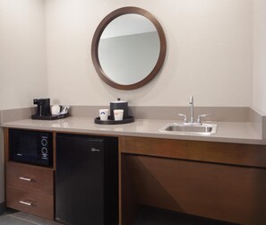 Minibar - Hampton Inn & Suites Cleveland Mentor (Mentor)
