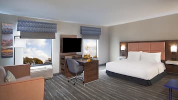 Escritorio, espacio para trabajar con un portátil, cortinas opacas