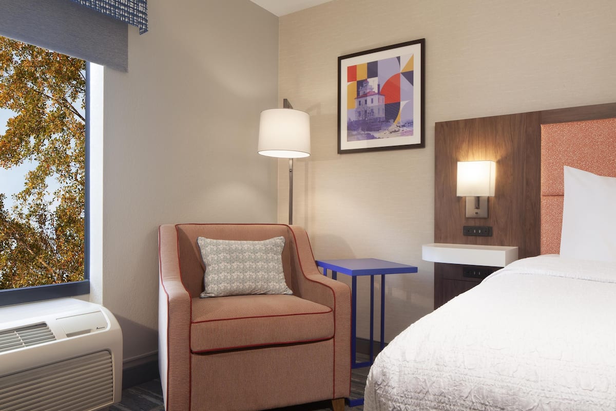 Skrivebord, skrivebord for bærbar PC og blendingsgardiner