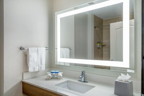 Combined shower/bathtub, free toiletries, hair dryer, towels - Holiday Inn Express & Suites Dallas East - Fair Park by IHG (Dallas)