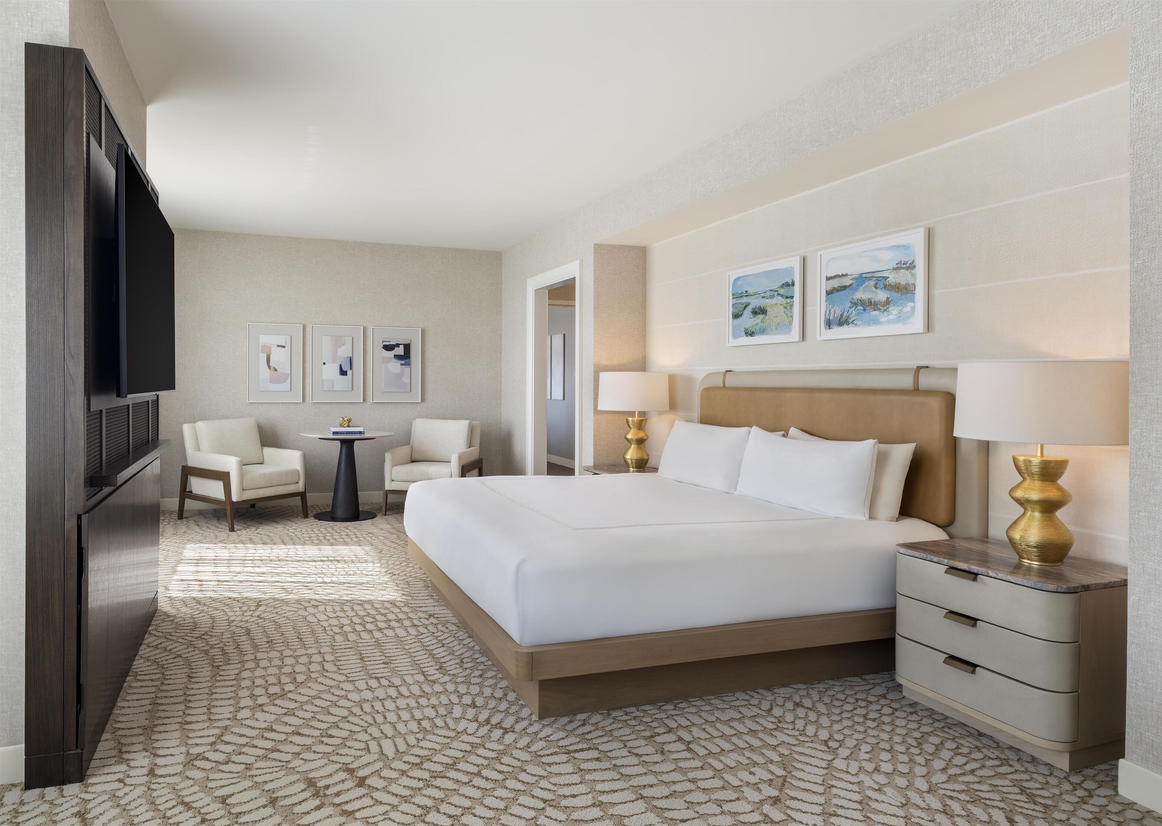 Sengetøy av topp kvalitet, dundyner, safe på rommet og skrivebord