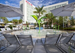 2 piscinas al aire libre, camas de piscina con cargo, sombrillas