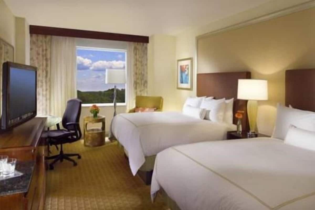 Peralatan tempat tidur premium, gebar bulu kapas, peti besi dalam bilik