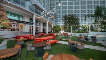 5 restaurantes; se sirven desayunos, almuerzos y cenas