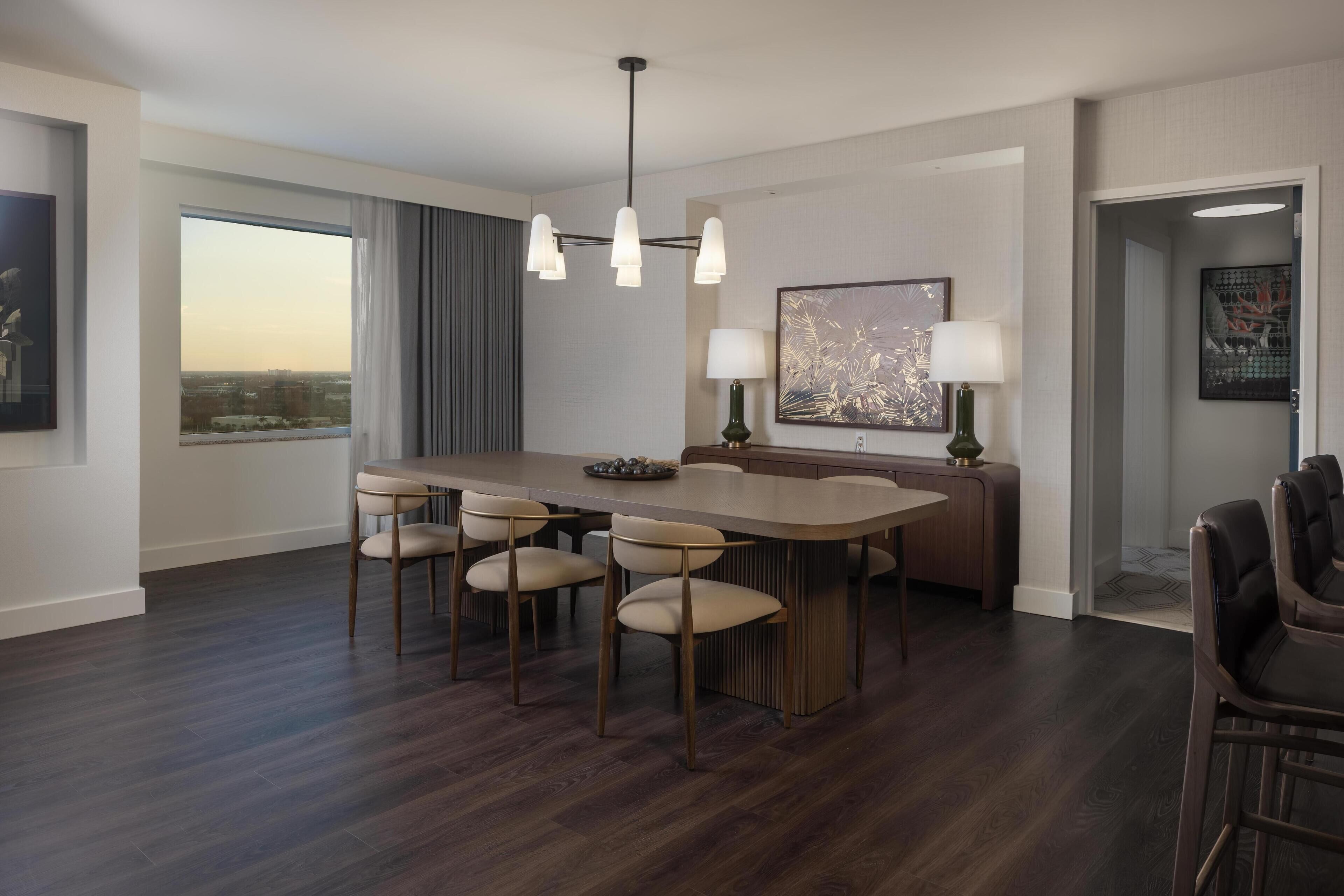 Televisión LCD, películas con cargo, estación para reproductor de MP3