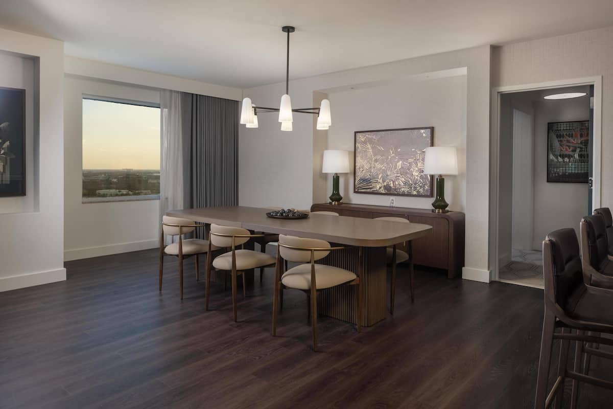 Televisión LCD, películas con cargo, estación para reproductor de MP3