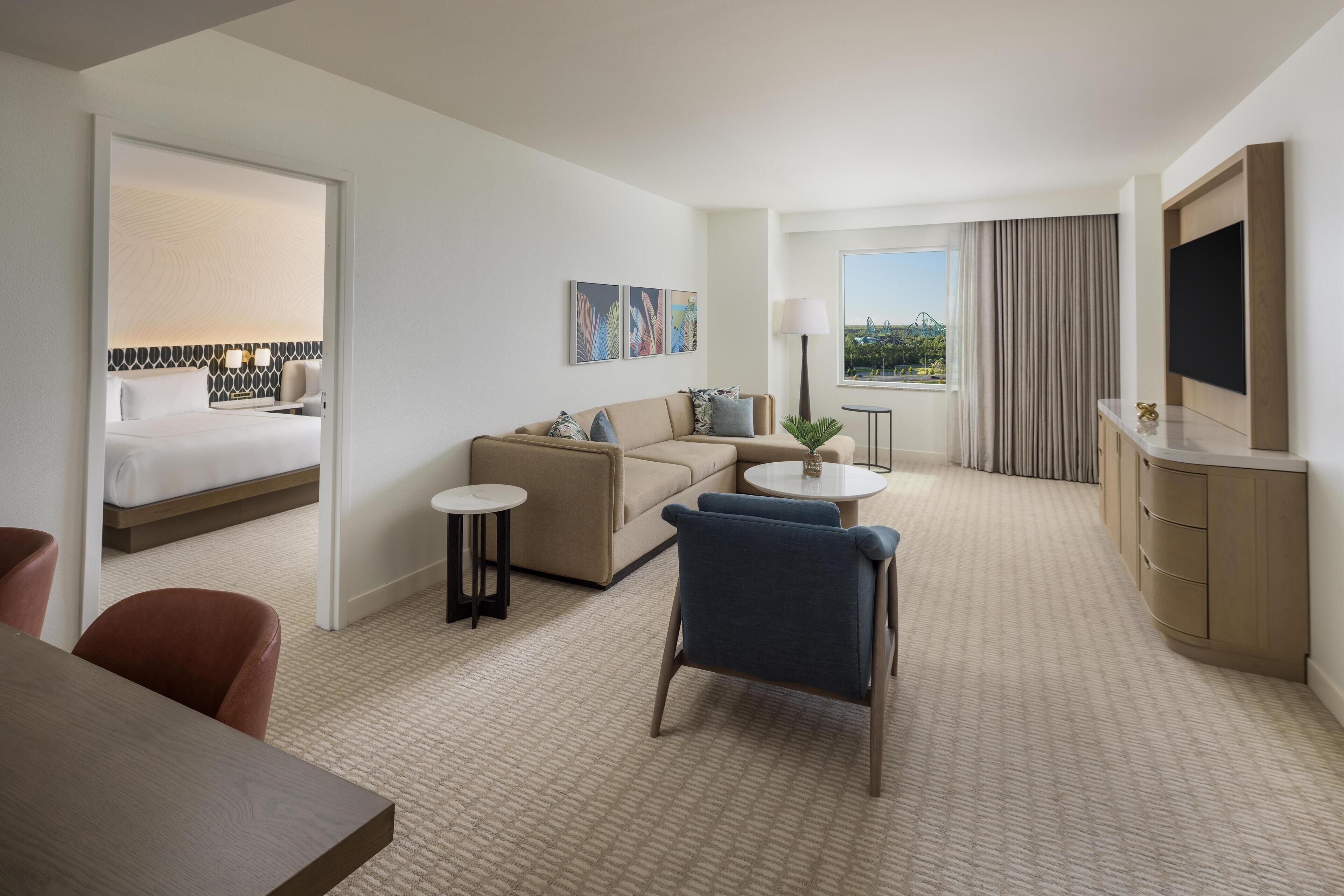 1 Bedroom Suite - 2 Queen Beds | Oleskelualue | LCD-televisio, maksullisia elokuvia, MP3-telakointiasema