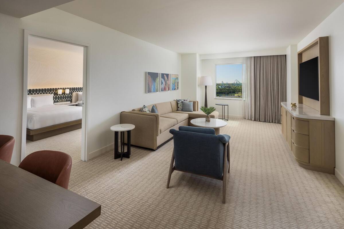 1 Bedroom Suite - 2 Queen Beds | Oleskelualue | 42–tuumainen LCD-televisio, jossa kaapelikanavat