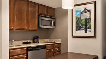 Refrigerador con freezer, microondas, placa de cocina, lavavajillas