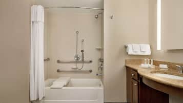 Un baño moderno con bañera, ducha y tocador.