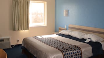 Basic Room, 1 King Bed, Non Smoking | Down comforters, free WiFi, bed sheets, alarm clocks