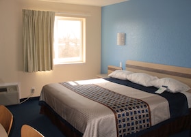 Basic Room, 1 King Bed, Non Smoking | Down comforters, free WiFi, bed sheets, alarm clocks