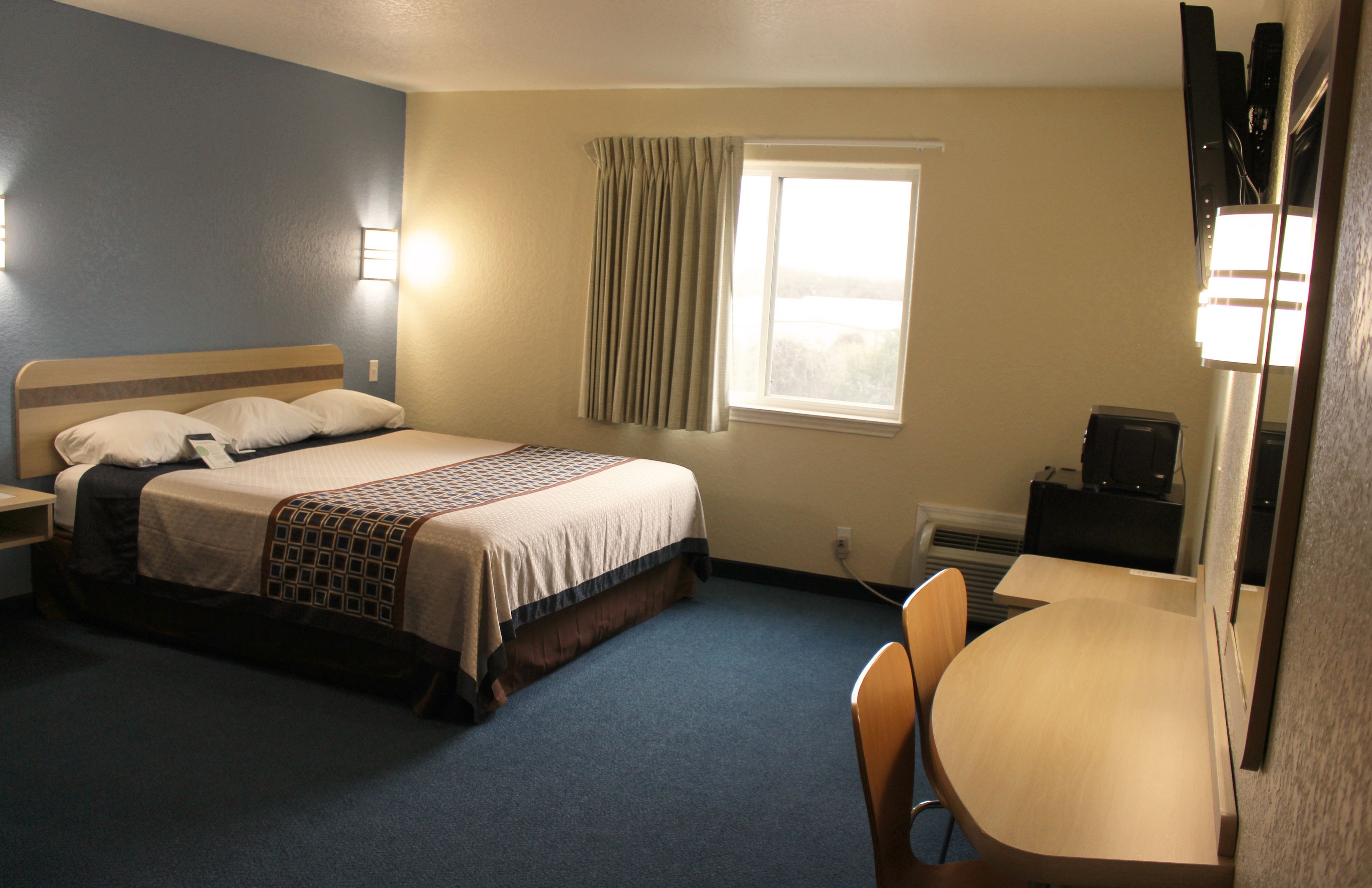 Rom – basic, 1 kingsize-seng, ikke-røyk | Dundyner, wi-fi (inkludert), sengetøy og vekkerklokke