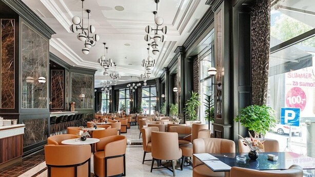 Petit déjeuner, déjeuner, dîner et brunch servis sur place