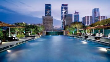 Una piscina al aire libre (de 06:00 a 23:00), sombrillas, tumbonas