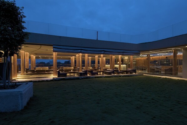 Bar koktel, pemandangan taman, dibuka setiap hari 