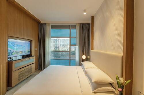 Deluxe Suite City View Queen Bed | 1 bedroom, premium bedding, minibar, in-room safe